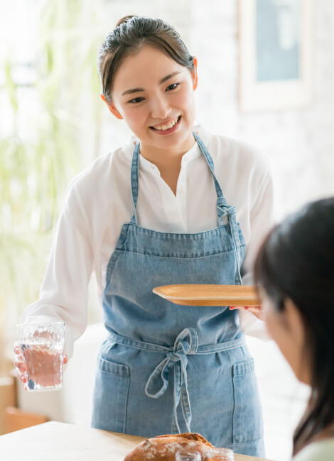 食事を提供している女性