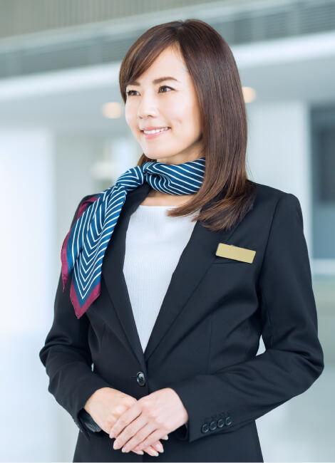 スーツを着て、佇んでいる女性